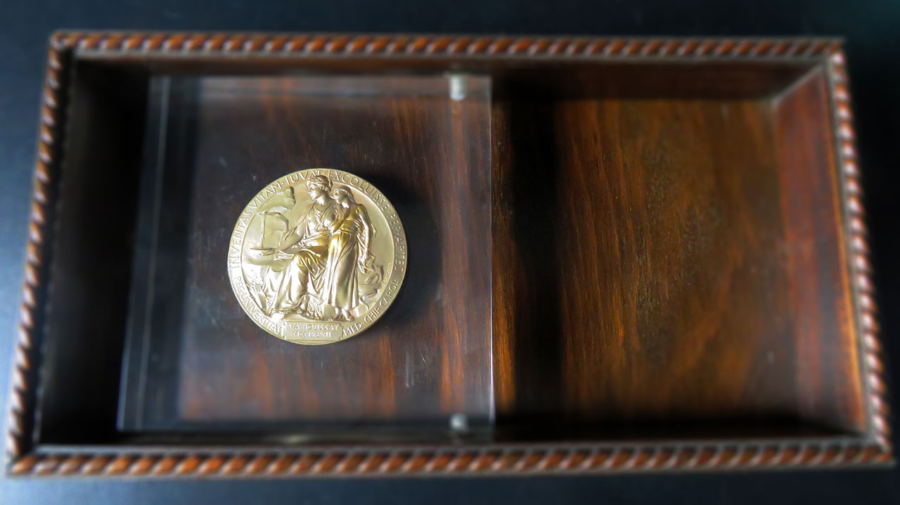 Réplica de la medalla del Premio Nobel otorgada al Dr. Houssay. Frente